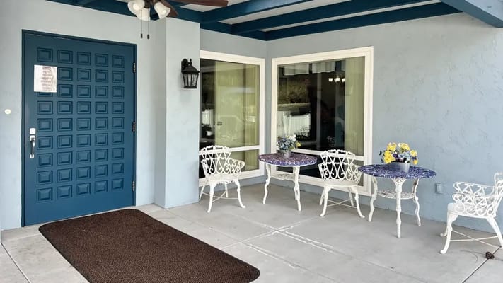 Entrance to Alpine View Lodge with outdoor seating