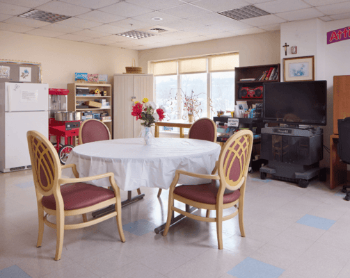 Common area with round table and chairs