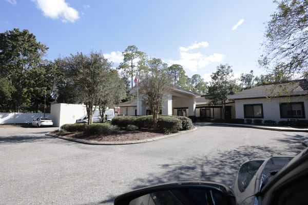 Entrance of Wyndham Lakes with landscaped driveway