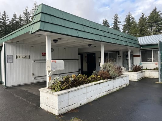 Front entrance of Gracelen Terrace with covered walkway