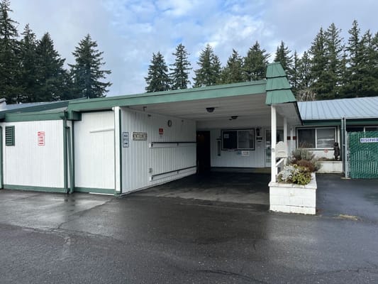 Exterior view of building entrance with covered area