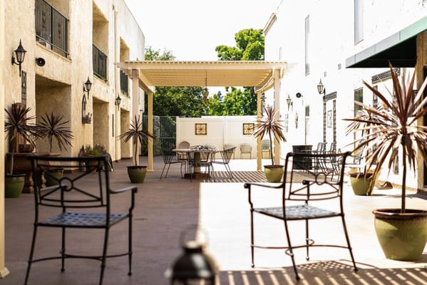 Outdoor seating area in a retirement residence