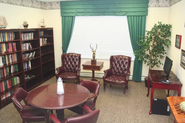 Cozy common area with bookshelves and seating