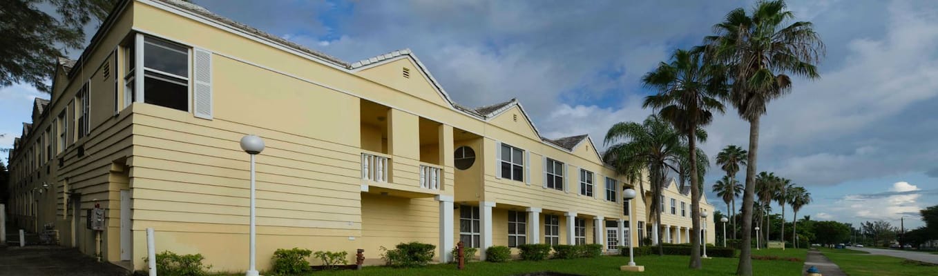 Exterior view of Courtyard Plaza with palm trees