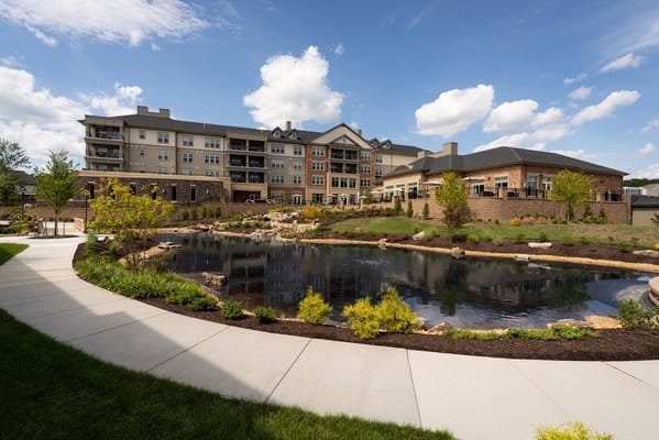 Exterior view of Lakewood Retirement surrounded by greenery