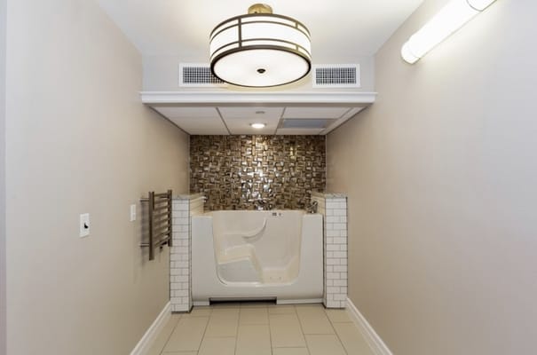 Accessible bath with textured wall tiles and safety features