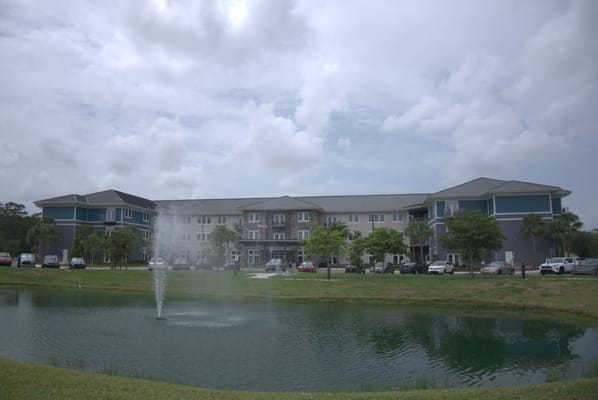 Exterior of The Landings at Gentry Park with fountain and pond