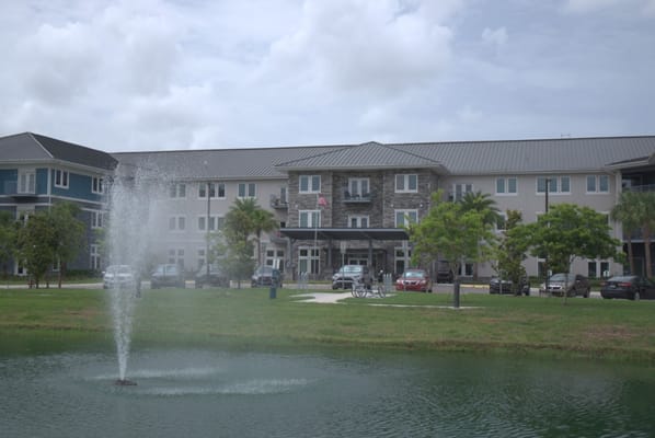 Exterior view of The Landings at Gentry Park with fountain
