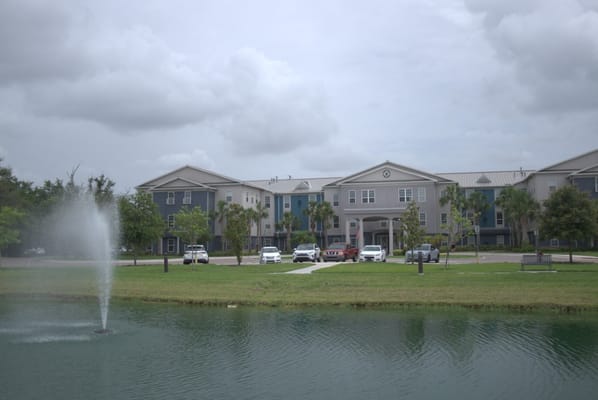 The Landings at Gentry Park building with a lake and fountain
