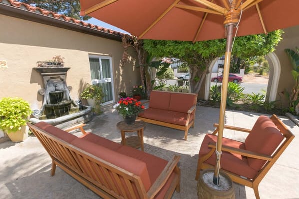 Outdoor seating area with plants and fountain