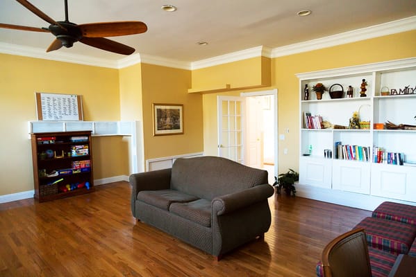 Common area with seating and shelves in a senior living facility