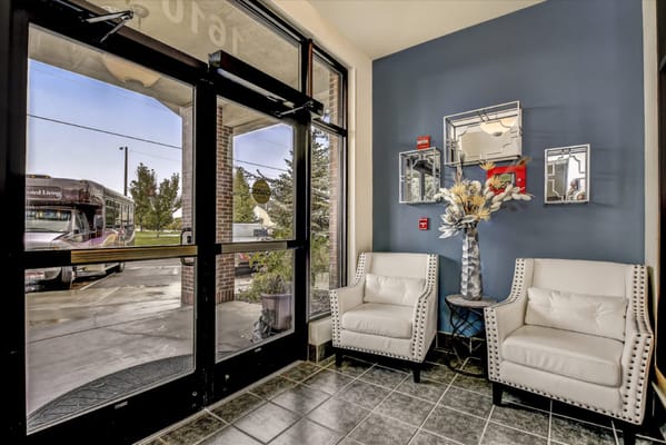 Entrance area with seating and decor