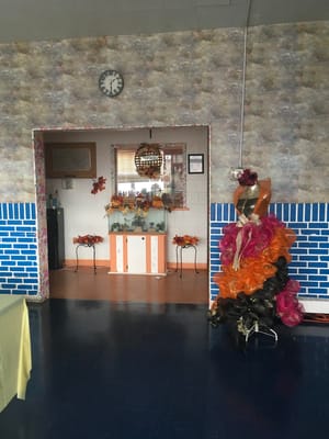Common area featuring a decorated wall and an entryway with flowers.