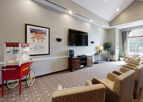 Common area with seating and a popcorn cart