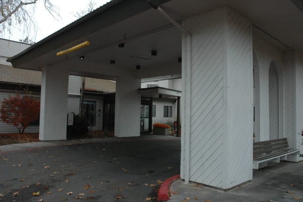 Covered entrance of Arbor Village at Hillcrest