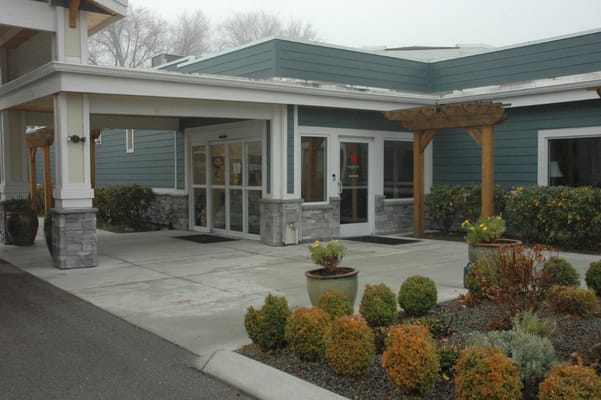 Front entrance of Heatherwood Senior Living facility