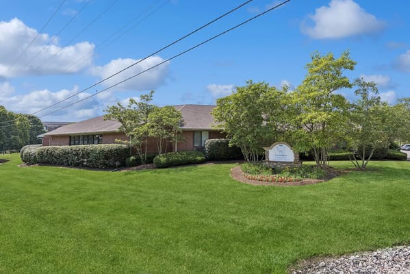 Exterior view of Lexington Country Place with landscaped lawn