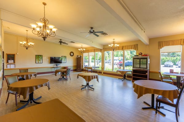 Bright, spacious common area with tables and chairs