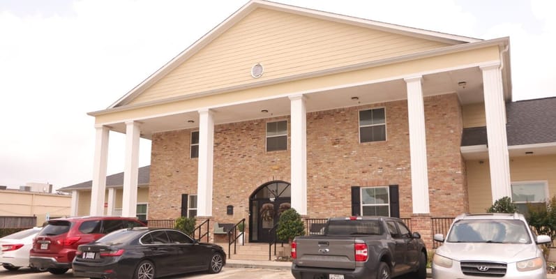 Front view of Apex Oaks at Cypress building.