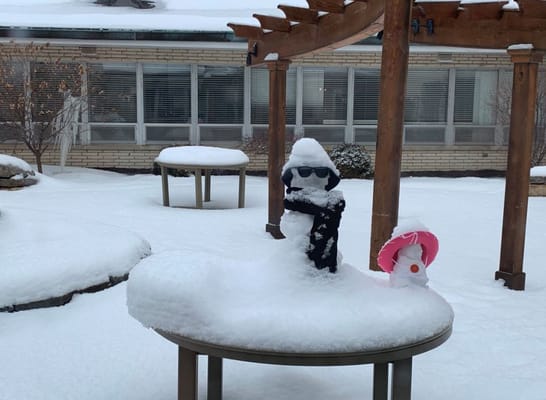 A whimsical snowman in an outdoor courtyard