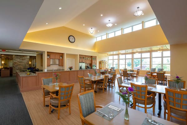Bright dining area with tables and flowers