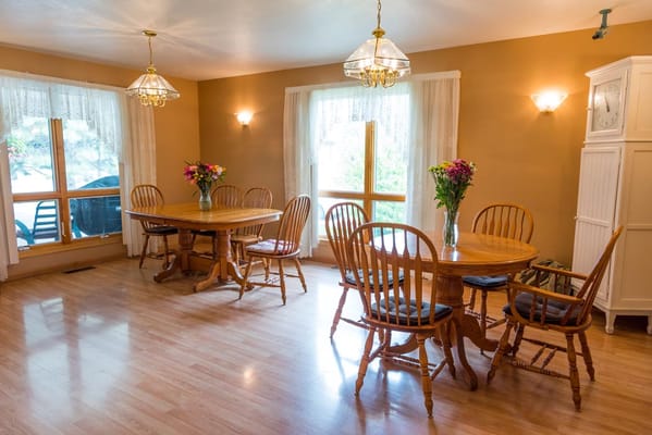 Bright dining room with wooden tables and flowers