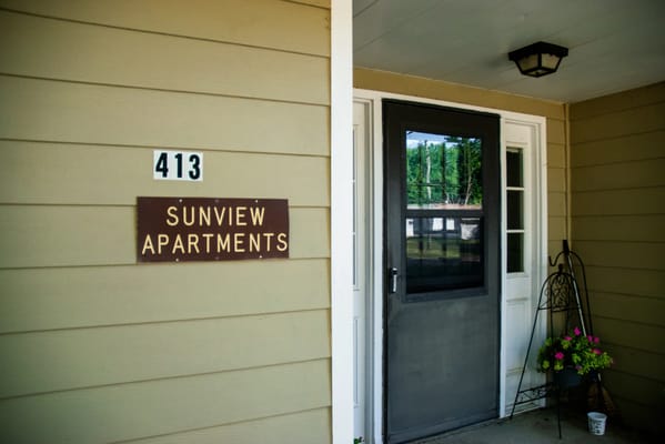 Entrance of Sunview Apartments with a door and signage