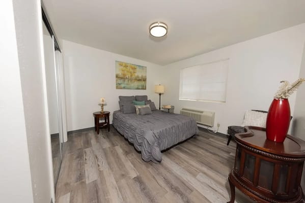 Cozy and well-furnished private resident room