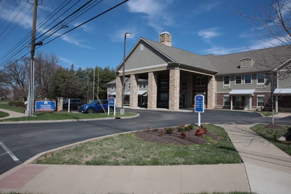 Exterior view of Forest Hills Commons facility entrance