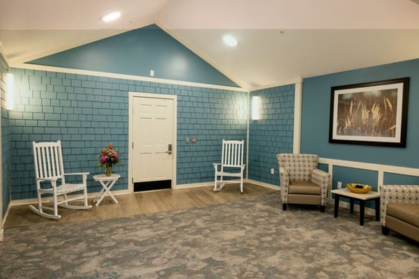 Common area with seating and decorative accents