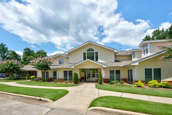Exterior of Legacy Ridge at Peachtree senior living facility