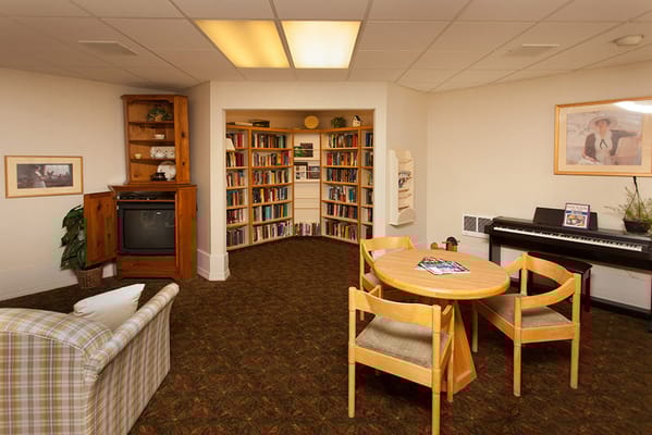 Cozy common area with bookshelves and seating