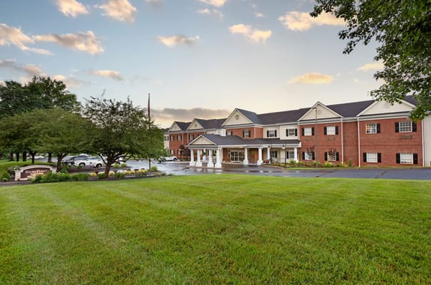 Front view of StoryPoint Knoxville West building with landscaped lawn
