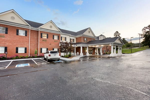Exterior view of StoryPoint Knoxville West senior living facility