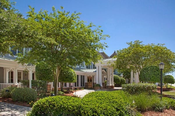 Lush garden and entrance of Sunrise at Siegen