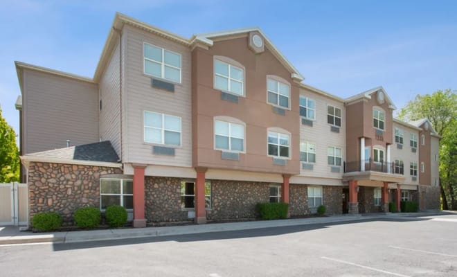 Exterior of Truewood by Merrill senior living facility