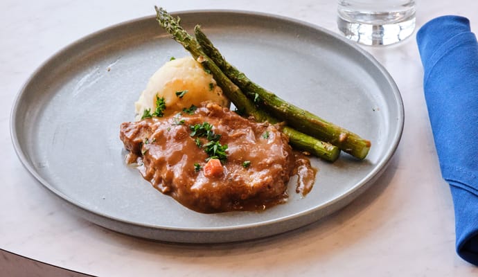 Plate of beef with mashed potatoes and asparagus