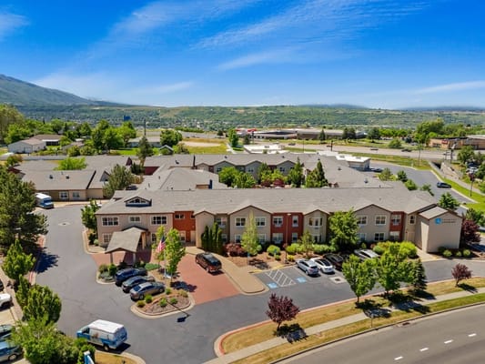 Aerial view of Avamere at Mountain Ridge with outdoor spaces