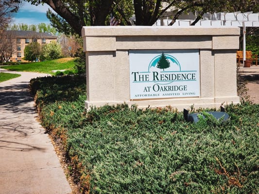 Signage for The Residence at Oakridge on a sunny day