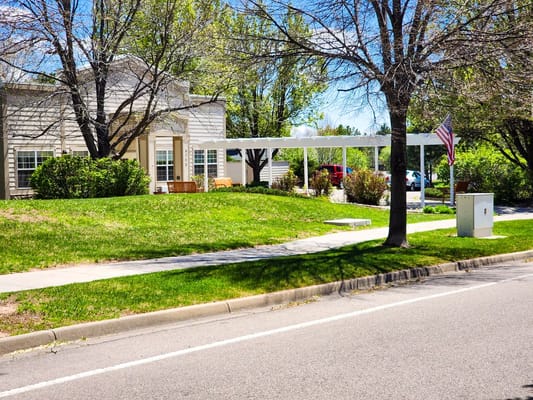 Exterior view of The Residence at Oakridge with landscaping