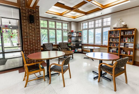 Bright common area with comfortable seating and bookshelves