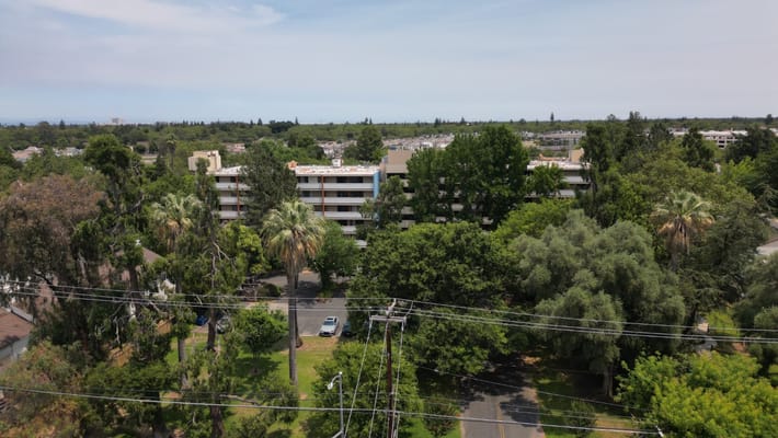 Aerial view of Eskaton Land Park campus surrounded by greenery