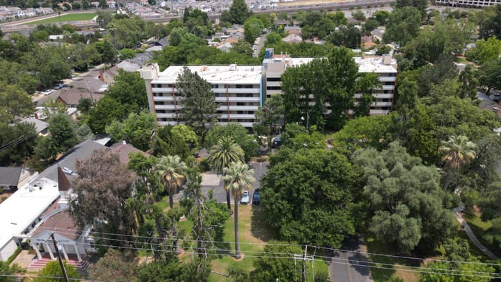 Aerial view of Eskaton Land Park surrounded by greenery