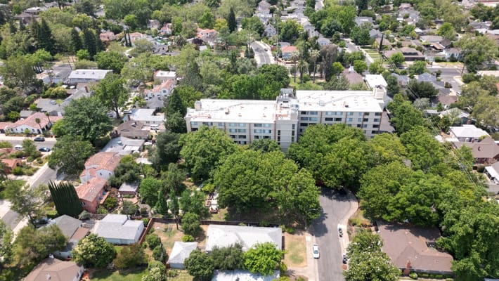 Aerial view of Eskaton Land Park surrounded by greenery.