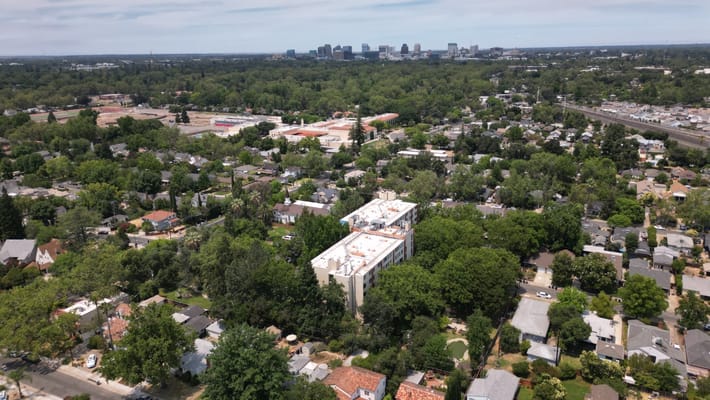 Aerial view of Eskaton Land Park surrounded by greenery