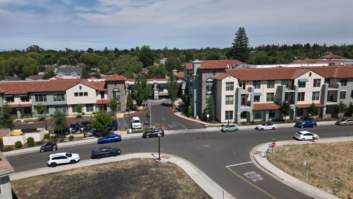 Aerial view of Oakmont of East Sacramento facility and surroundings