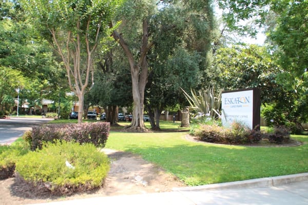 Entrance sign with greenery at Eskaton Land Park