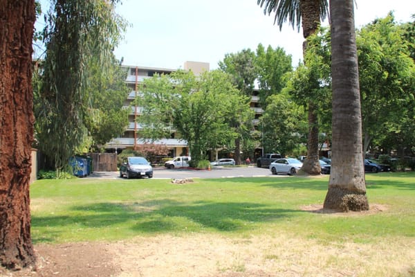 Exterior view of Eskaton Land Park surrounded by greenery