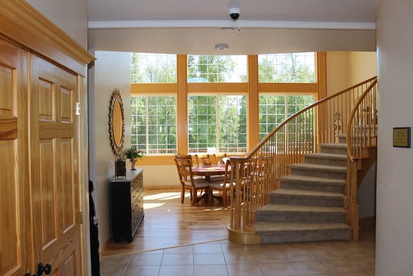 Bright entrance area with staircase and large windows