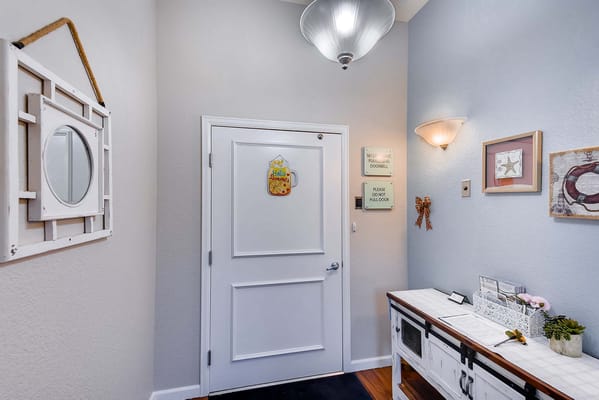 Entrance foyer with decorative elements